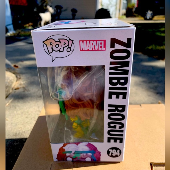 2021 Marvel Zombies “Zombie Rogue” from X-Men Game Stop Exclusive Funko Pop - Picture 3 of 7